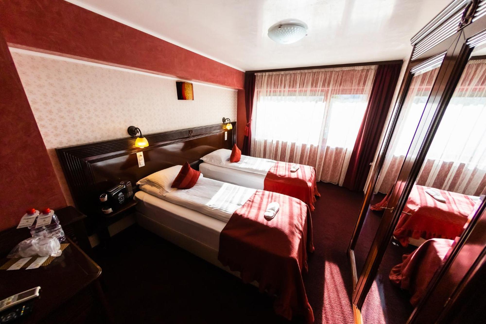 Daily Plaza Hotel Сучава Екстер'єр фото